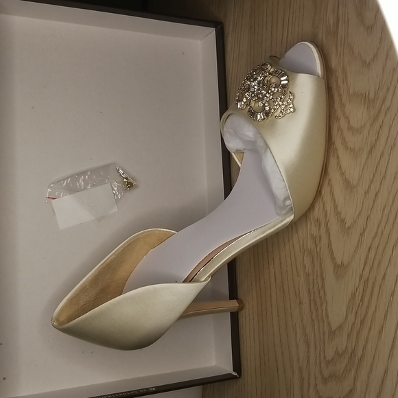 Badgley Mischka Salsa Ivory Satin D'orsay Pumps - Picture 9 of 9